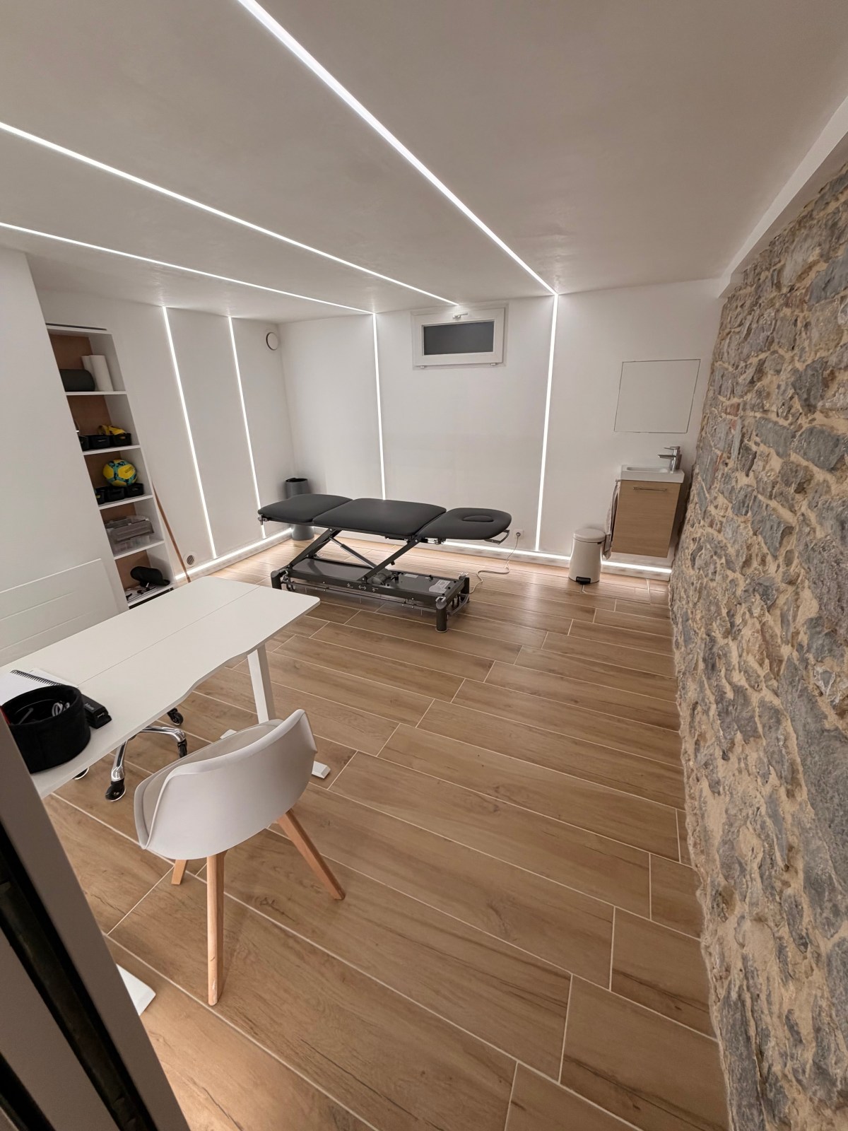 Salle de soins avec mur en pierre
