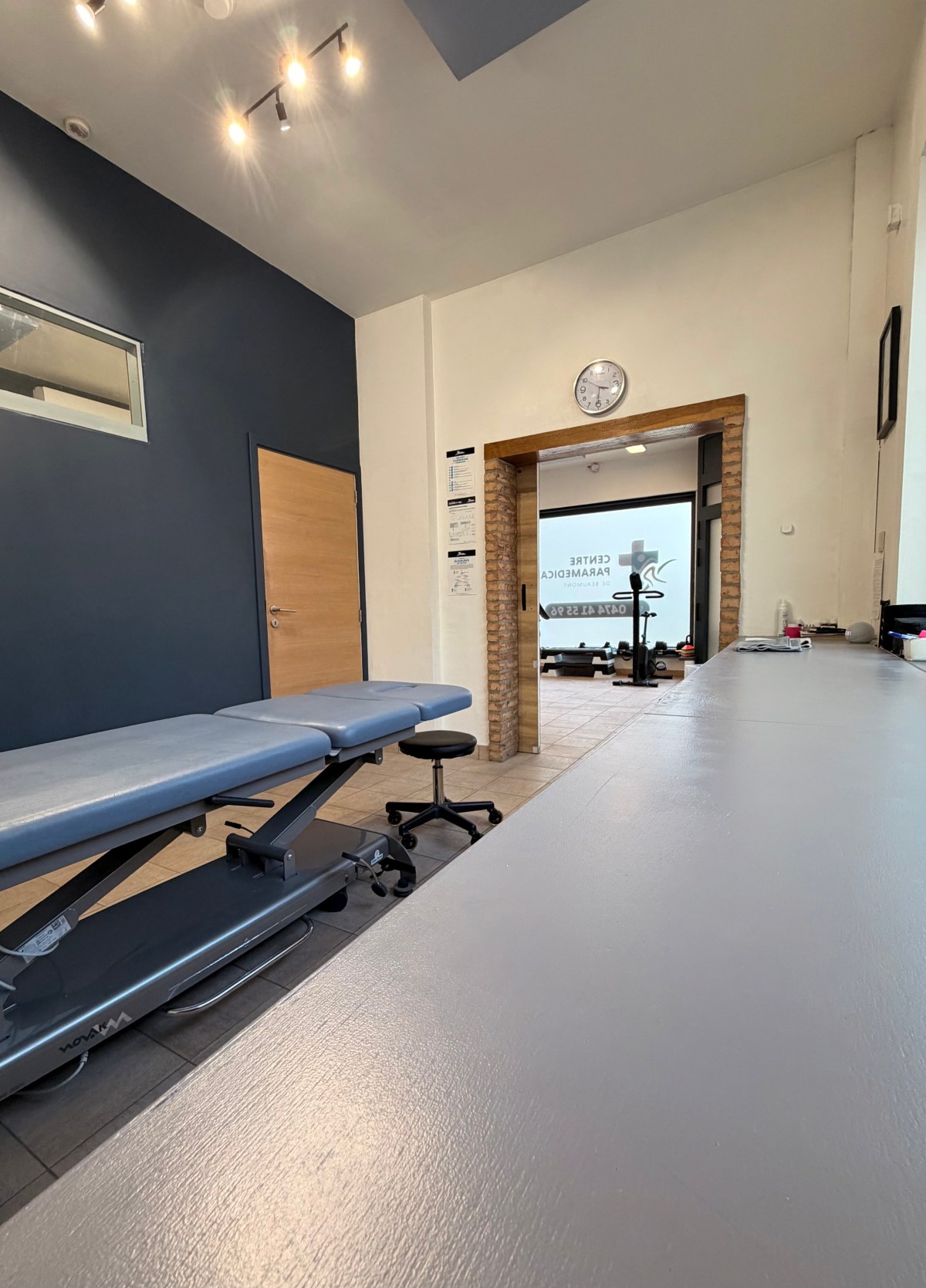 Salle de soins avec table de kinésithérapie