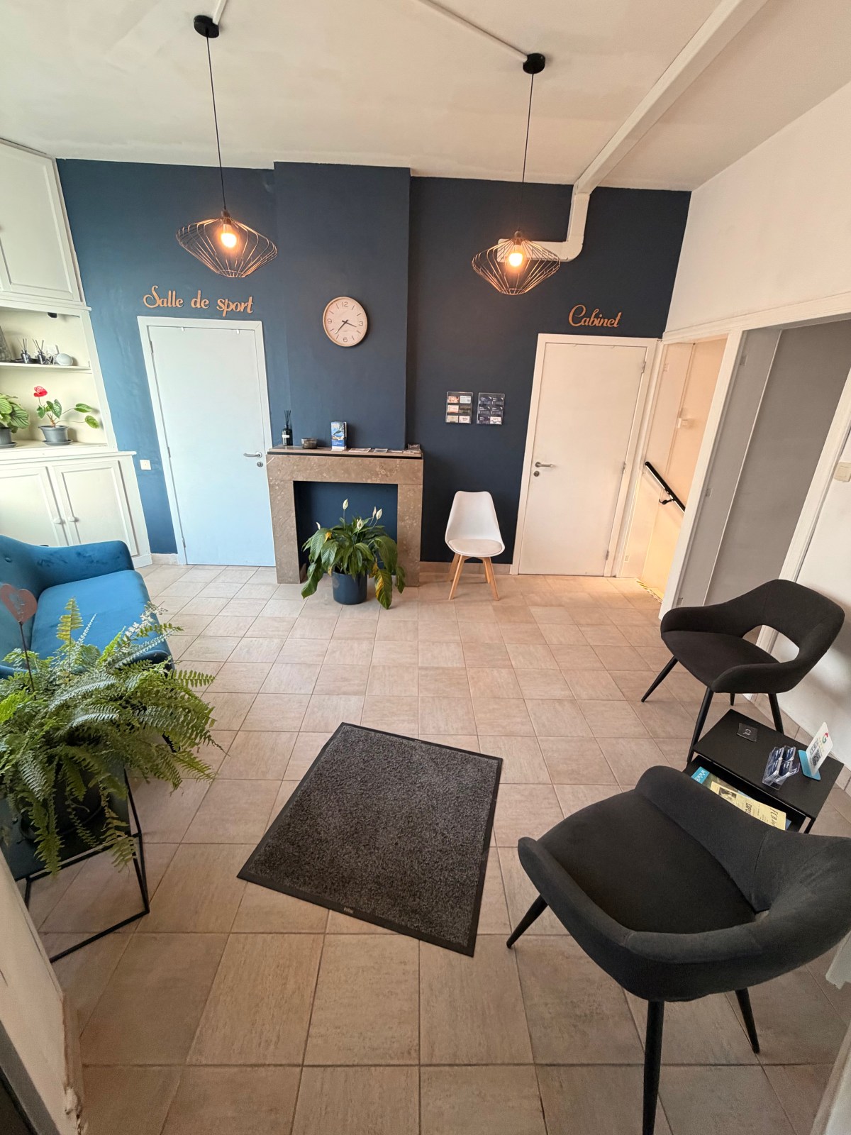 Salle d'attente chaleureuse du cabinet
